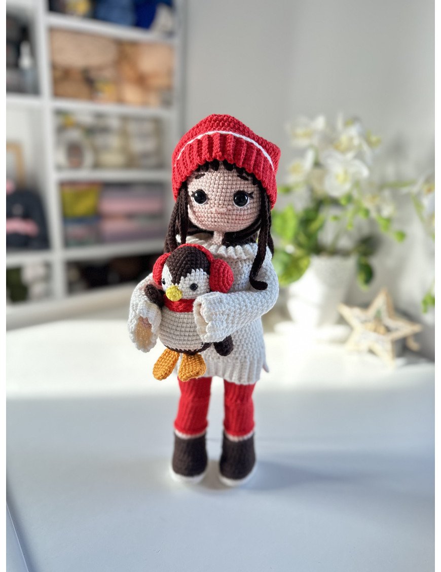 Muñeca con pingüino hecha a mano