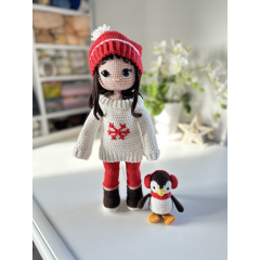 Muñeca con pingüino hecha a mano