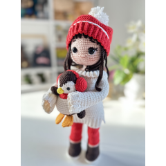 Muñeca con pingüino hecha a mano