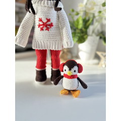 Handgefertigte Puppe mit Pinguin