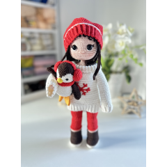 Muñeca con pingüino hecha a mano