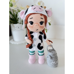 CROCHET MILKY DOLL , Handgemachte Puppe mit roten Haaren, Amigurumi Puppe, Häkelpuppe mit Kuhkleidung und Milchflasche