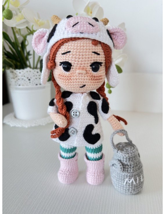 CROCHET MILKY DOLL , Handgemachte Puppe mit roten Haaren, Amigurumi Puppe, Häkelpuppe mit Kuhkleidung und Milchflasche