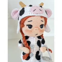 CROCHET MILKY DOLL , Handgemachte Puppe mit roten Haaren, Amigurumi Puppe, Häkelpuppe mit Kuhkleidung und Milchflasche