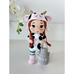 CROCHET MILKY DOLL , Handgemachte Puppe mit roten Haaren, Amigurumi Puppe, Häkelpuppe mit Kuhkleidung und Milchflasche