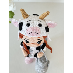 CROCHET MILKY DOLL , Handgemachte Puppe mit roten Haaren, Amigurumi Puppe, Häkelpuppe mit Kuhkleidung und Milchflasche