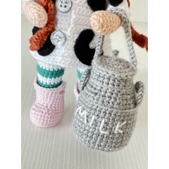 CROCHET MILKY DOLL , Handgemachte Puppe mit roten Haaren, Amigurumi Puppe, Häkelpuppe mit Kuhkleidung und Milchflasche