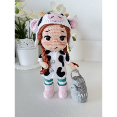 CROCHET MILKY DOLL , Handgemachte Puppe mit roten Haaren, Amigurumi Puppe, Häkelpuppe mit Kuhkleidung und Milchflasche