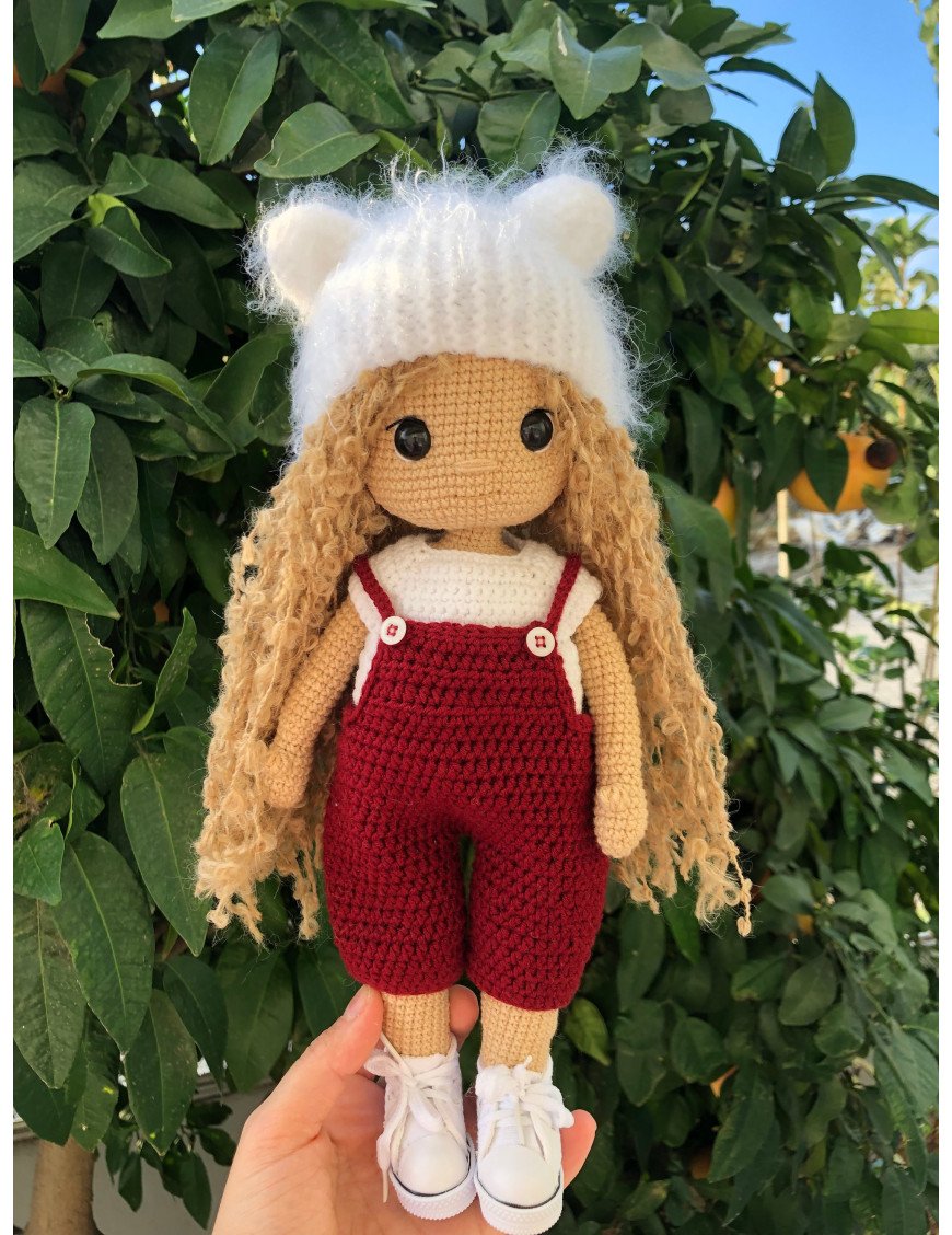 Custom Crochet Blonde Puppe mit roten Overalls