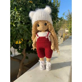 Custom Crochet Blonde Puppe mit roten Overalls