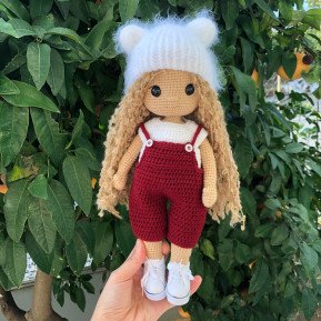 Custom Crochet Blonde Puppe mit roten Overalls