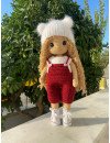 Custom Crochet Blonde Puppe mit roten Overalls