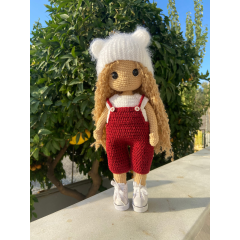 Muñeca rubia de ganchillo personalizada con mono rojo