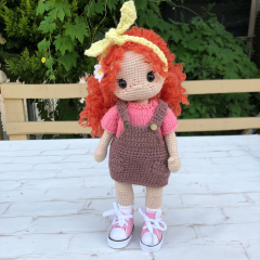 Muñeca de ganchillo personalizada con pelo rojo rizado y pecas con vestido marrón y camiseta rosa