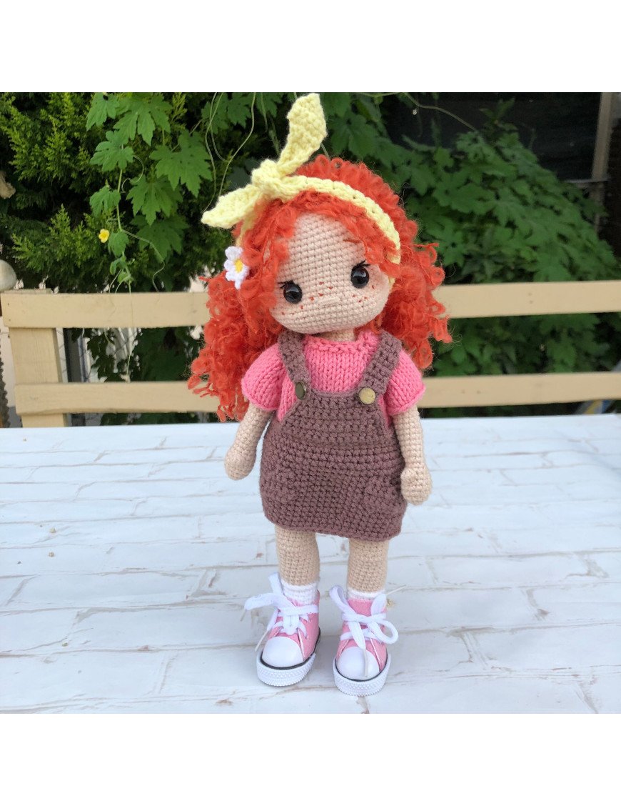 Muñeca de ganchillo personalizada con pelo rojo rizado y pecas con vestido marrón y camiseta rosa