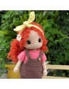 Muñeca de ganchillo personalizada con pelo rojo rizado y pecas con vestido marrón y camiseta rosa