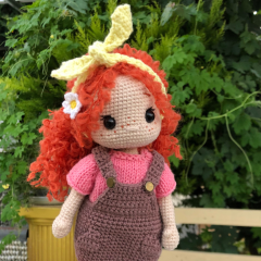 Muñeca de ganchillo personalizada con pelo rojo rizado y pecas con vestido marrón y camiseta rosa