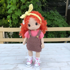 Muñeca de ganchillo personalizada con pelo rojo rizado y pecas con vestido marrón y camiseta rosa