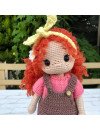 Muñeca de ganchillo personalizada con pelo rojo rizado y pecas con vestido marrón y camiseta rosa