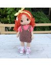 Muñeca de ganchillo personalizada con pelo rojo rizado y pecas con vestido marrón y camiseta rosa