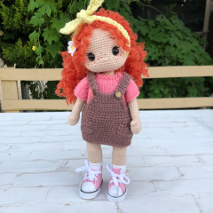 Muñeca de ganchillo personalizada con pelo rojo rizado y pecas con vestido marrón y camiseta rosa