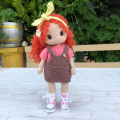 Muñeca de ganchillo personalizada con pelo rojo rizado y pecas con vestido marrón y camiseta rosa