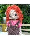 Muñeca de ganchillo personalizada con pelo rojo rizado y pecas con vestido marrón y camiseta rosa