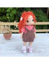 Muñeca de ganchillo personalizada con pelo rojo rizado y pecas con vestido marrón y camiseta rosa