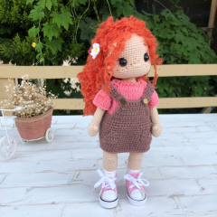 Muñeca de ganchillo personalizada con pelo rojo rizado y pecas con vestido marrón y camiseta rosa