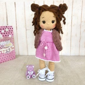 Gehäkelte Flechtpuppe mit braunem Haar, rosa Kleid und Jacke