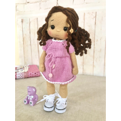 Gehäkelte Flechtpuppe mit braunem Haar, rosa Kleid und Jacke