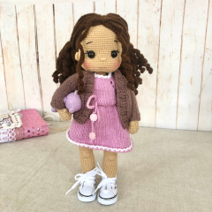 Gehäkelte Flechtpuppe mit braunem Haar, rosa Kleid und Jacke