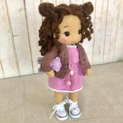 Gehäkelte Flechtpuppe mit braunem Haar, rosa Kleid und Jacke