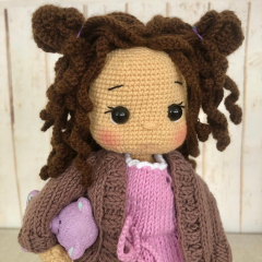 Gehäkelte Flechtpuppe mit braunem Haar, rosa Kleid und Jacke