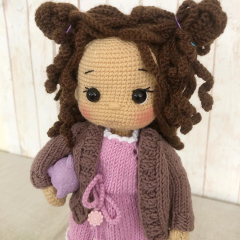 Gehäkelte Flechtpuppe mit braunem Haar, rosa Kleid und Jacke