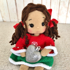 Muñeca de ganchillo con vestido de Navidad