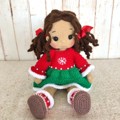 Muñeca de ganchillo con vestido de Navidad