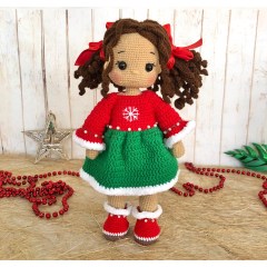 Muñeca de ganchillo con vestido de Navidad