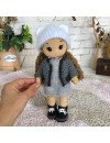 Muñeca de ganchillo personalizada con pelo castaño rizado y ropa gris y simpático conejo de juguete