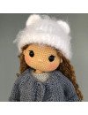 Muñeca de ganchillo personalizada con pelo castaño y ropa gris