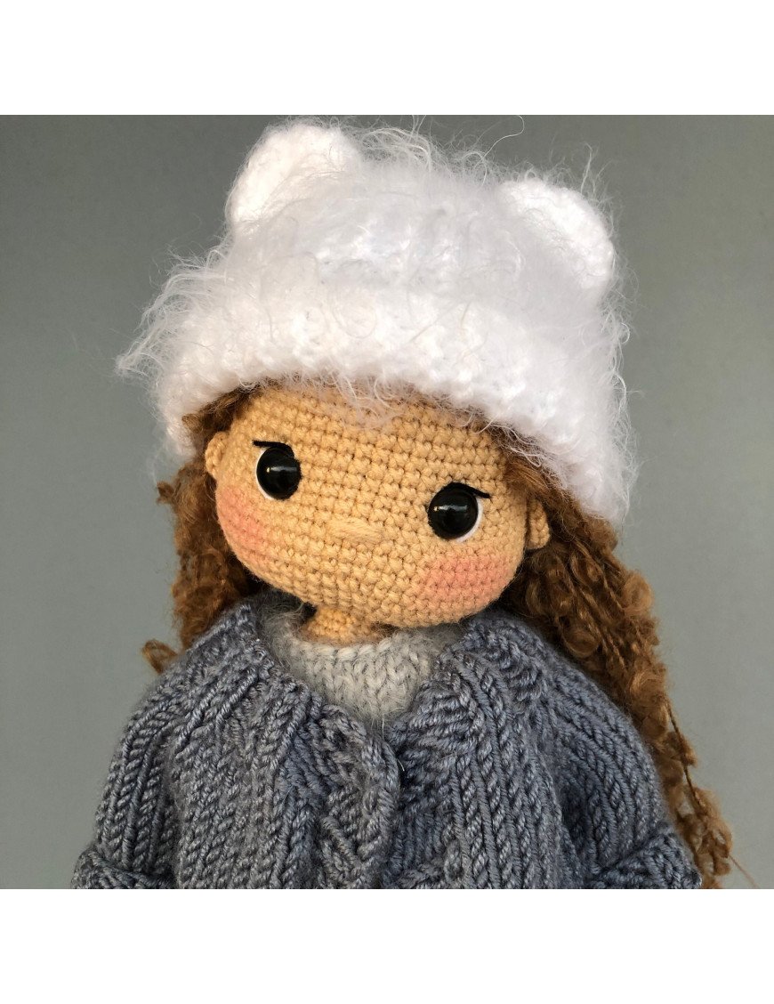 Muñeca de ganchillo personalizada con pelo castaño y ropa gris