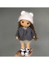 Muñeca de ganchillo personalizada con pelo castaño y ropa gris