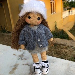 Muñeca de ganchillo personalizada con pelo castaño y ropa gris