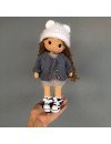 Muñeca de ganchillo personalizada con pelo castaño y ropa gris