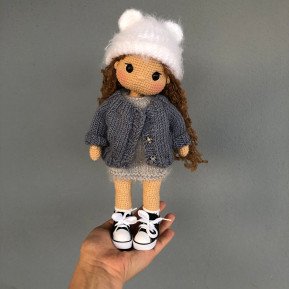 Muñeca de ganchillo personalizada con pelo castaño y ropa gris