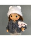Muñeca de ganchillo personalizada con pelo castaño y ropa gris