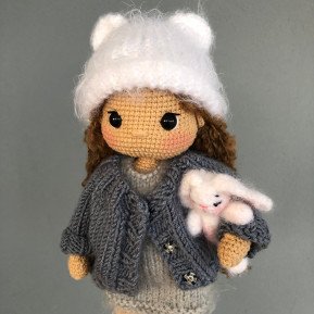 Muñeca de ganchillo personalizada con pelo castaño y ropa gris