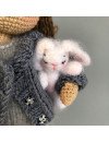 Muñeca de ganchillo personalizada con pelo castaño y ropa gris