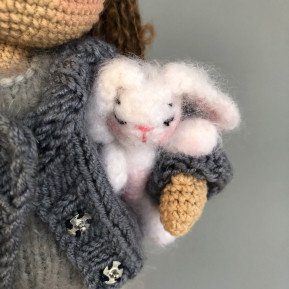 Muñeca de ganchillo personalizada con pelo castaño y ropa gris
