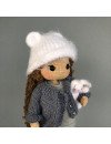 Muñeca de ganchillo personalizada con pelo castaño y ropa gris